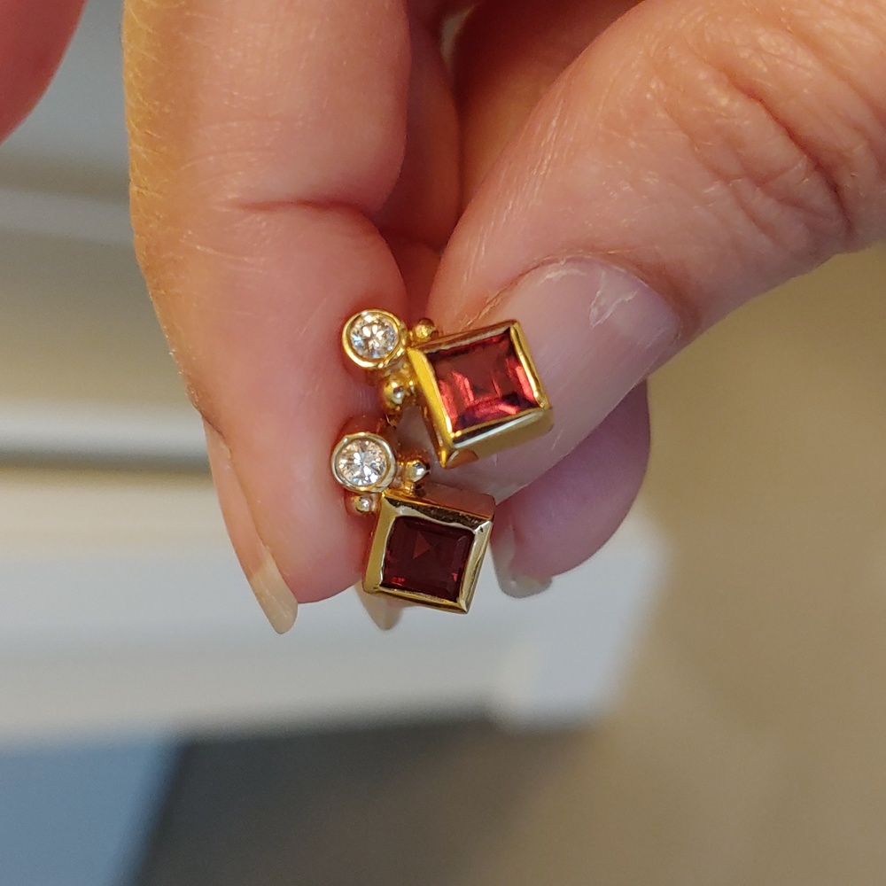 14k yellow diamond and ganet earring